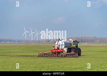 NIJKERK, Niederlande - 2. MÄRZ 2019: Traktor mit Gülle Düngen der Einspritzdüse eine Wiese Stockfoto