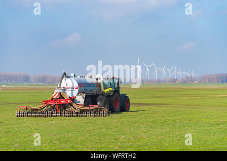 NIJKERK, Niederlande - 2. MÄRZ 2019: Traktor mit Gülle Düngen der Einspritzdüse eine Wiese Stockfoto