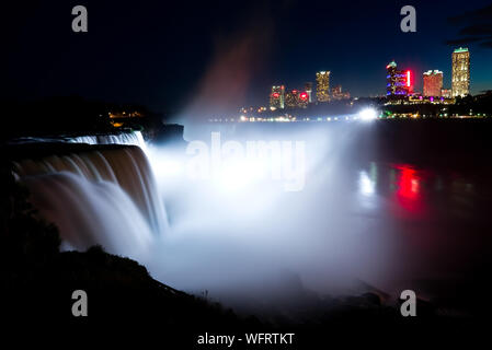 Niagara-Fälle bei Nacht Stockfoto