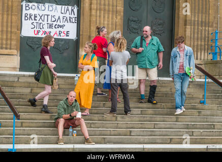 Norwich, Norfolk, Großbritannien - 31 August 2019. Eine kleine Gruppe von anti Brexit Aktivisten demonstrieren, außerhalb der Stadt Halle Stockfoto