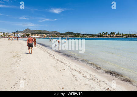 Mallorca, Spanien - 11. Mai 2019: Strand Playa de Alcudia im Norden von Mallorca, Spanien Stockfoto