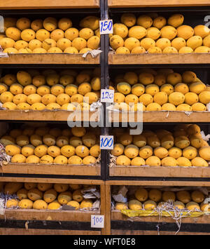 Stapel von frischem Gelb gerippt Thai mango Namen Mamuang Kaew auf Früchten angezeigt shop Abschaltdruck Stockfoto