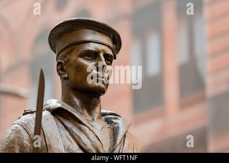Die Bronzestatue eines Weltkrieges eine Sailor im Regen in Martin Place in Sydney, Australien, am Ehrenmal Gedenkstätte zum Zweiten Weltkrieg steht man Stockfoto