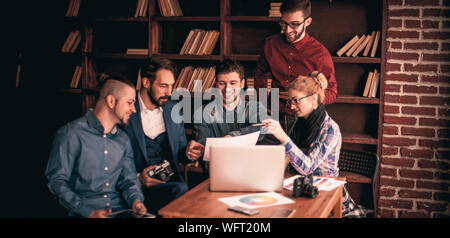 Team von textern diskutieren Eine neue Werbung Projekt in modernen Büro Stockfoto