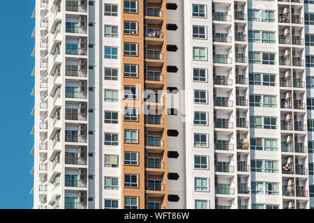 Hintergrund Textur von vielen Balkonen auf high-rise apartment Gebäude Stockfoto