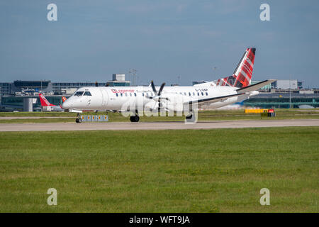 MANCHESTER, Großbritannien - 24 August, 2019: Loganair Saab 2000 Flugzeuge bereit zum Start Stockfoto