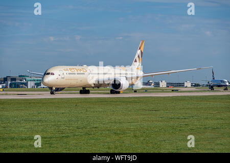 MANCHESTER, Großbritannien - 24 August, 2019: Etihad Airways Boeing 787 bereit zur Abfahrt Stockfoto