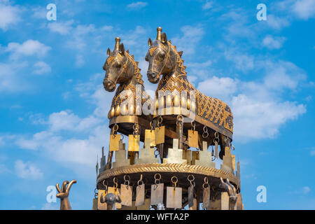 Kutaisi, Georgien - 21.08.2019: Blick auf goldene Pferde auf kolchis Brunnen im Zentrum von Kutaissi. Reisen. Stockfoto