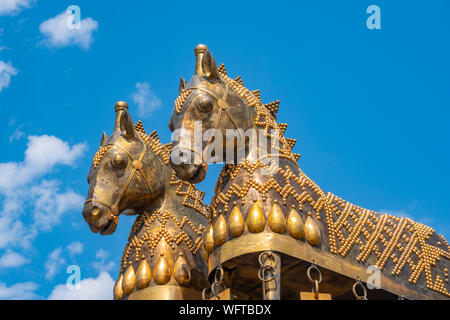 Kutaisi, Georgien - 21.08.2019: Blick auf goldene Pferde auf kolchis Brunnen im Zentrum von Kutaissi. Reisen. Stockfoto