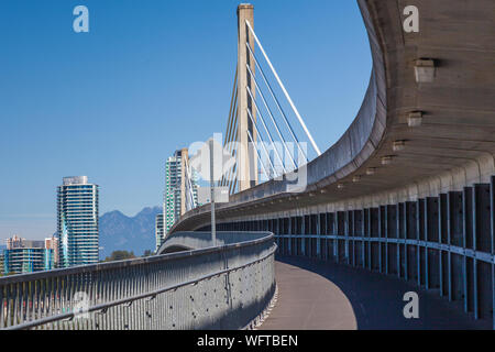 Fußgänger- und Radweg an die Canada Line transit Brücke über den Fraser River in Vancouver Kanada angeschlossen Stockfoto