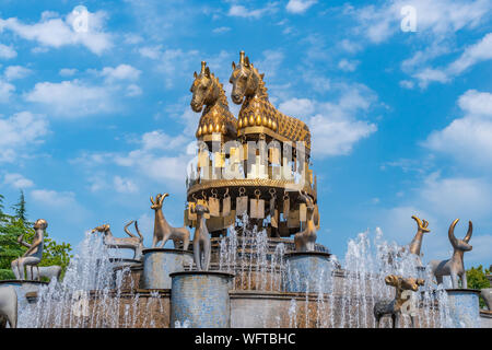 Kutaisi, Georgien - 21.08.2019: Blick auf goldene Pferde auf kolchis Brunnen im Zentrum von Kutaissi. Reisen. Stockfoto