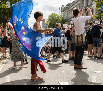 31.Aug 2019 - London, UK. Eine Anti-Brexit Demonstranten schwenkten die Flagge der Europäischen Union außerhalb der Downing Street im Whitehall. Stockfoto