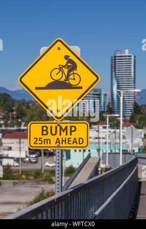 Warnschild für Radfahrer eine große Beule auf der Canada Line Brücke über den Fraser River in Vancouver, Kanada zu erwarten Stockfoto