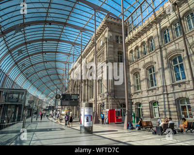 Straßburg, Frankreich - 25. Juli 2018: Innenraum der Bahnhof von Straßburg im Sommer. Gare de Strasbourg ist die wichtigste Schiene Drehscheibe für die Region. Stockfoto