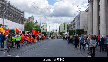 Rivalisierende Gruppen von Demonstranten Chinesische pro Regierung und Hongkong pro Demokratie konfrontieren, O'Connell Street, Dublin, Irland. Stockfoto