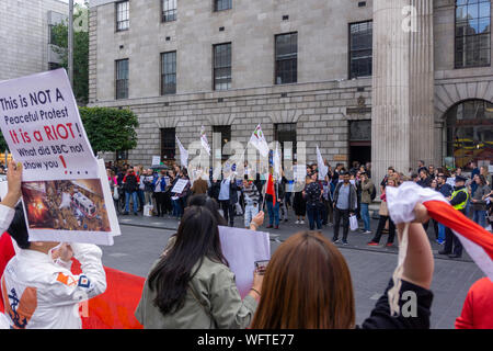 Rivalisierende Gruppen von Demonstranten, pro Chinesische Regierung und pro Hong King Demokratie, konfrontieren, in Dublins O'Connell Street. Stockfoto