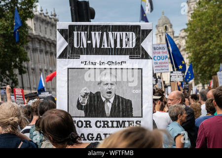 31.Aug 2019 - London, UK. Eine Anti-Brexit Demonstranten halten Sie ein Plakat von Boris Johnson lesen "Un-Wanted "außerhalb der Downing Street im Whitehall. Stockfoto
