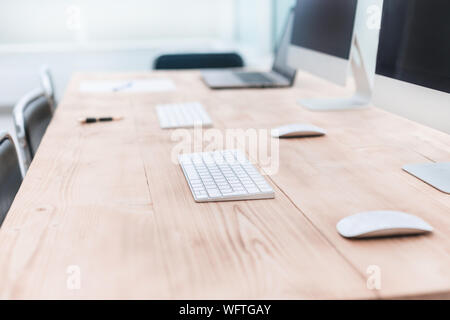 Büro Arbeitsplatz mit Laptops und Computer auf einen hölzernen Tisch. Stockfoto