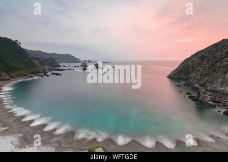 Stille Strand (Playa del Silencio O Gaviero) Strand in Spanien bei Sonnenuntergang Stockfoto