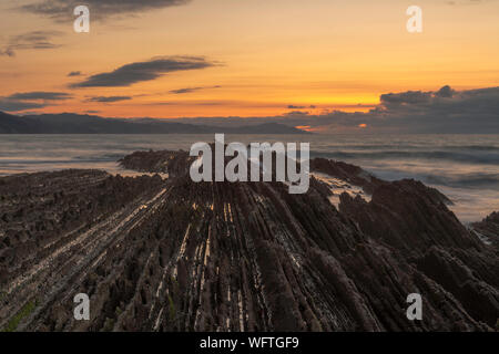 Gelegen an der Küste von Zumaia, Itzurun Beach, Nordspanien, Europa bei Sonnenuntergang Stockfoto