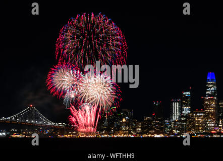 Silvesterfeuerwerk über den Skylines von San Francisco und Bay Bridge, Kalifornien von Treasure Island aus Stockfoto