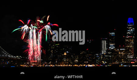 Silvesterfeuerwerk über den Skylines von San Francisco und Bay Bridge, Kalifornien von Treasure Island aus Stockfoto