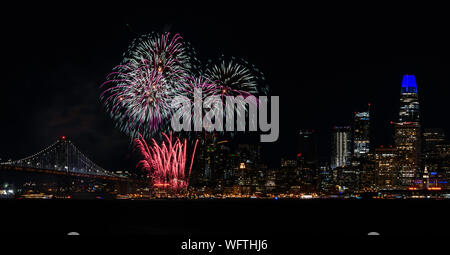 Silvesterfeuerwerk über den Skylines von San Francisco und Bay Bridge, Kalifornien von Treasure Island aus Stockfoto