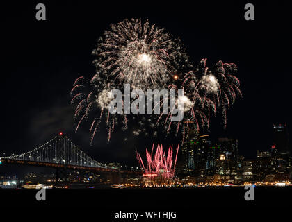 Silvesterfeuerwerk über den Skylines von San Francisco und Bay Bridge, Kalifornien von Treasure Island aus Stockfoto