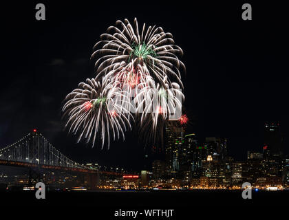 Silvesterfeuerwerk über den Skylines von San Francisco und Bay Bridge, Kalifornien von Treasure Island aus Stockfoto