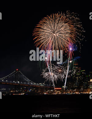 Silvesterfeuerwerk über den Skylines von San Francisco und Bay Bridge, Kalifornien von Treasure Island aus Stockfoto