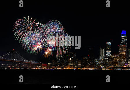 Silvesterfeuerwerk über den Skylines von San Francisco und Bay Bridge, Kalifornien von Treasure Island aus Stockfoto