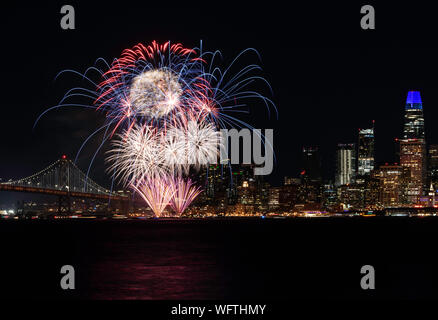 Silvesterfeuerwerk über den Skylines von San Francisco und Bay Bridge, Kalifornien von Treasure Island aus Stockfoto