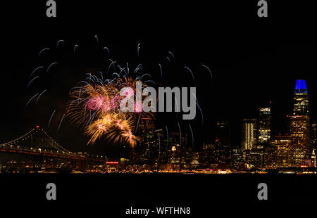 Silvesterfeuerwerk über den Skylines von San Francisco und Bay Bridge, Kalifornien von Treasure Island aus Stockfoto