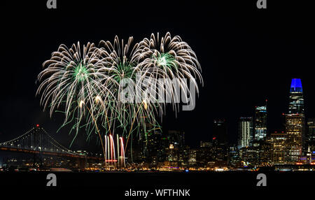 Silvesterfeuerwerk über den Skylines von San Francisco und Bay Bridge, Kalifornien von Treasure Island aus Stockfoto