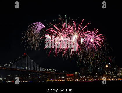 Silvesterfeuerwerk über den Skylines von San Francisco und Bay Bridge, Kalifornien von Treasure Island aus Stockfoto