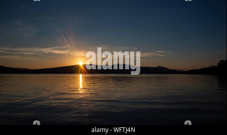 Sonnenuntergang über Loch Lomond Stockfoto