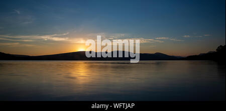 Sonnenuntergang über Loch Lomond Stockfoto