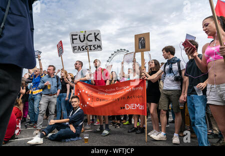 31.Aug 2019 - London, UK. Eine große Anzahl von London Demonstranten brachten die Westminster Bridge zum Stillstand. Stockfoto
