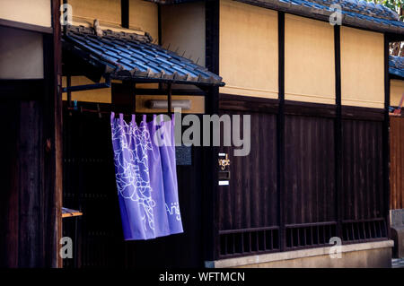 Purple noreen im Gion-Viertel in Kyoto, Japan. Stockfoto