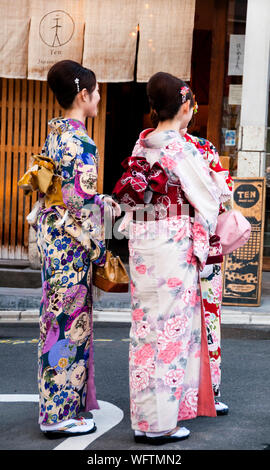 Obi-Bögen geben bunte Kimonos einen polierten Flair in Kyoto, Japan. Stockfoto