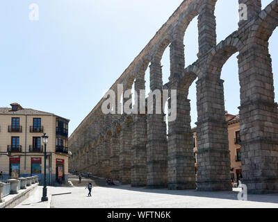 SEGOVIA, Spanien - 25 April 2018: Blick auf den berühmten römischen Aquädukt in Segovia. Stockfoto