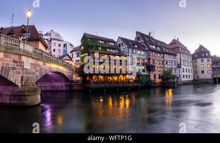 Straßburg, Frankreich - 26. Juli 2018: Abend Blick entlang der Ill in der Petite France Gegend von Straßburg im Elsass. Die Wohnungen ar Stockfoto