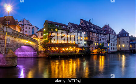 Straßburg, Frankreich - 26. Juli 2018: Abend Blick entlang der Ill in der Petite France Gegend von Straßburg im Elsass. Die Wohnungen ar Stockfoto