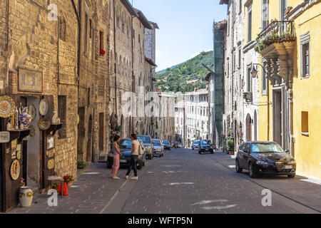Gubbio, Italien - Juli 16, 2012: in den Straßen von Gubbio, Umbrien Italien, mit ein paar Menschen und Autos geparkt Stockfoto