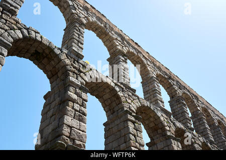 SEGOVIA, Spanien - 25 April 2018: Details Der römische Aquädukt in Segovia. Stockfoto