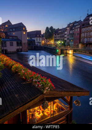 Straßburg, Frankreich - 26. Juli 2018: Abend Blick entlang der Ill in der Petite France Gegend von Straßburg im Elsass. Die Wohnungen ar Stockfoto