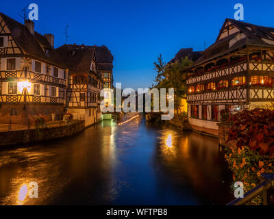 Straßburg, Frankreich - 26. Juli 2018: Abend Blick entlang der Ill in der Petite France Gegend von Straßburg im Elsass. Die Wohnungen ar Stockfoto