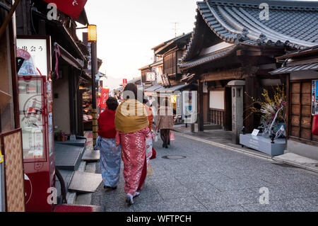 Tempel aus der Edo-Ära in Kyoto, Japan entlang der Kiyomizu-Zaka-Straße im Kiyomizu-Tempelbereich. Stockfoto