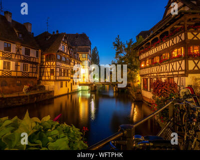 Straßburg, Frankreich - 26. Juli 2018: Abend Blick entlang der Ill in der Petite France Gegend von Straßburg im Elsass. Die Wohnungen ar Stockfoto