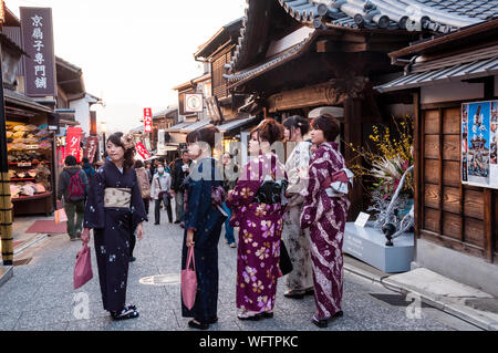 Gebäude aus der Edo-Ära in der Kiyomizu-Zaka-Straße in Kyoto, Japan. Stockfoto